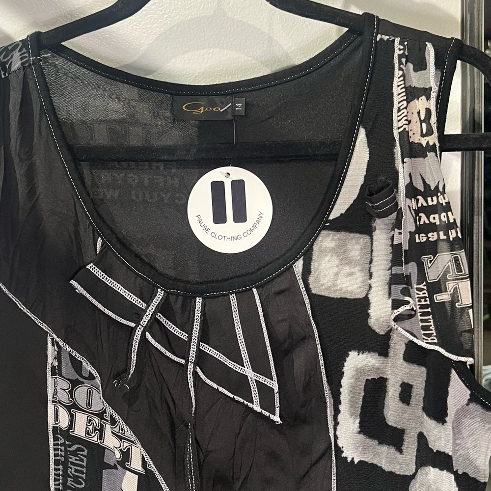 Newspaper dress with black and white patchwork layers - Picture 7 of 10